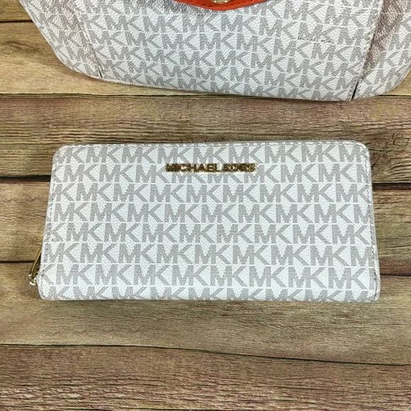 NWOT- Jet Set Medium Multifunction Pocket Tote Bag with Wallet - Picture 11 of 16